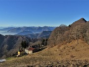 61 Ripassiamo alle cascine di Monte Basso e risaliamo alla Forcella dal sent 571 normale